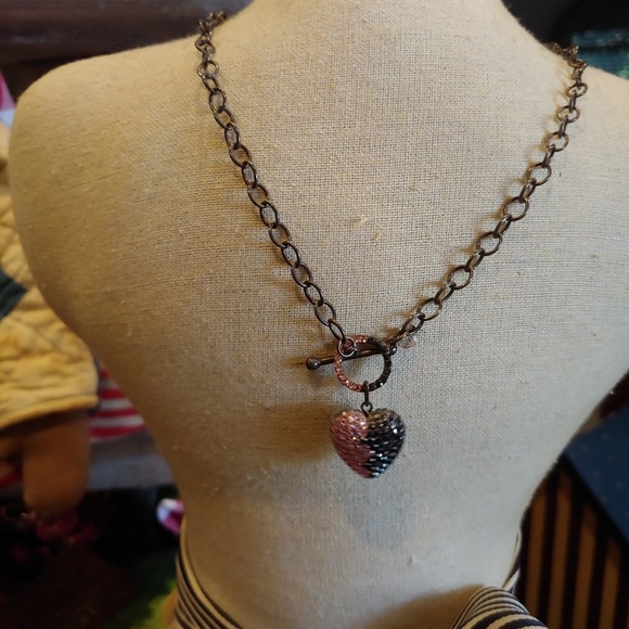 Black and pink heart necklace. - Picture 2 of 2